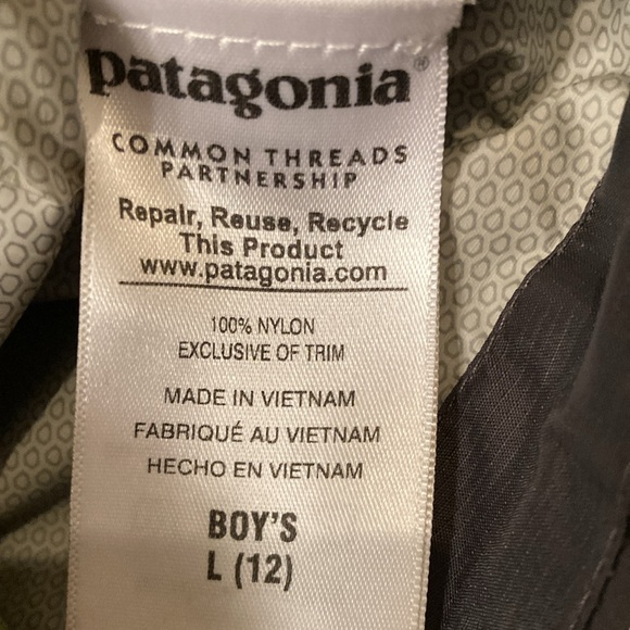 Patagonia rain jacket, boys size 12 - Picture 5 of 10